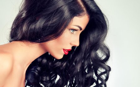 Роскошная брюнетка