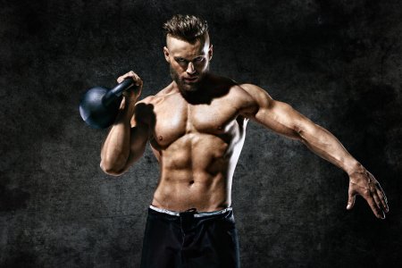 Мускулистый мужчина с гирей