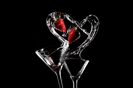 Бокал на черном фоне