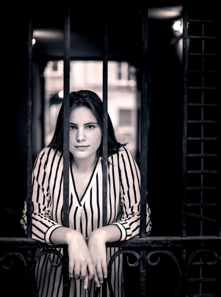 Девушка за решеткой