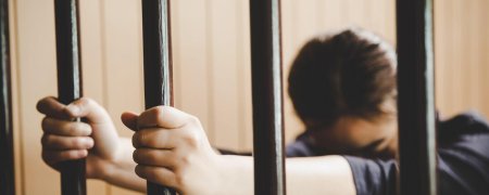 Девушка за решеткой