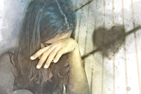 Девушка плачет