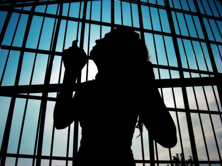 Женщина за решеткой