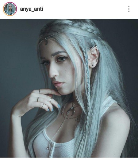 Девушка с серебристыми волосами