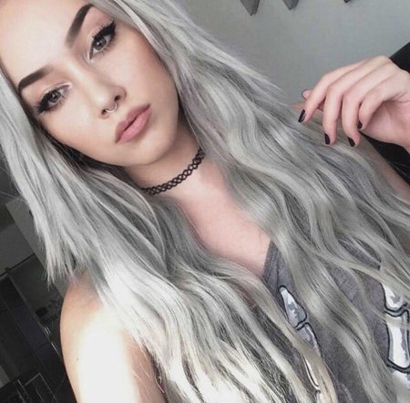 Девушка с серебряными волосами