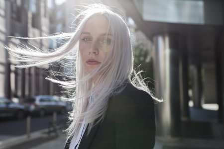Девушка с серебристыми волосами