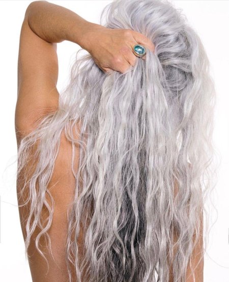 Длинные седые волосы