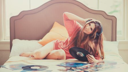 Девушка с виниловой пластинкой