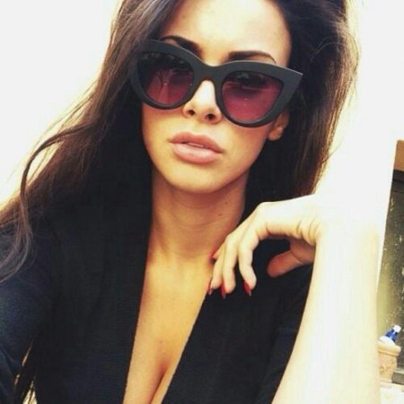 Девушка брюнетка в очках