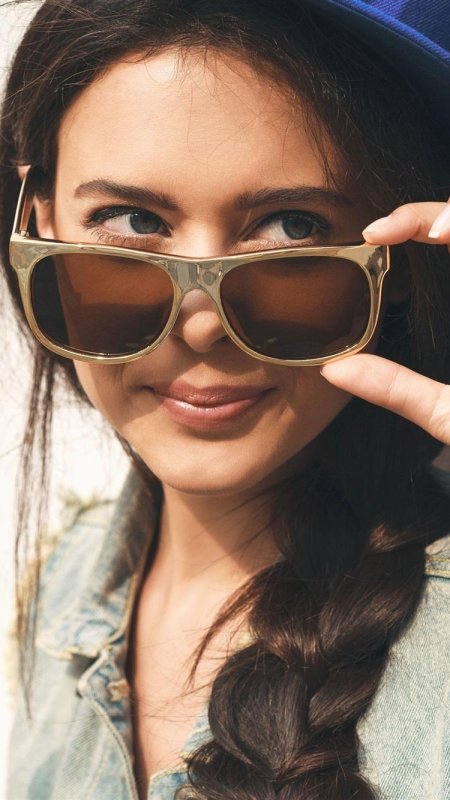 Девушка в солнцезащитных очках