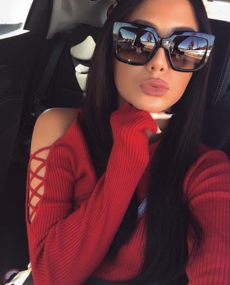 Красивая брюнетка в очках