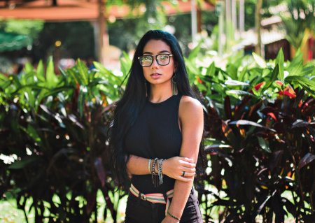 Девушка в очках