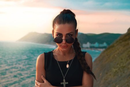 Девушка в солнцезащитных очках