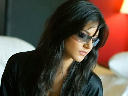 Красивая брюнетка в очках