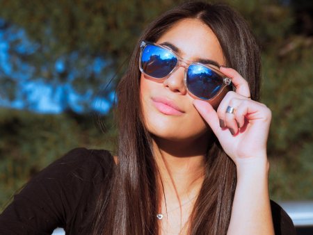 Девушка в солнцезащитных очках