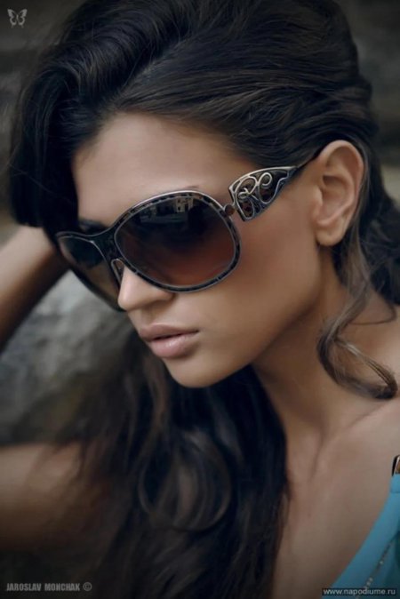 Красивая брюнетка в очках