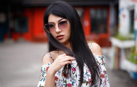 Брюнетка с длинными волосами в очках