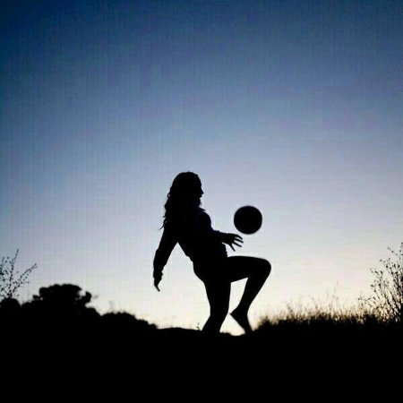 Девушки с мячами