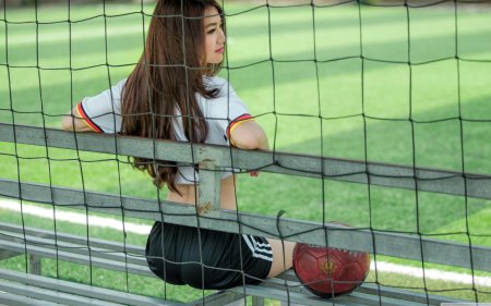 Девушка с футбольным мячом