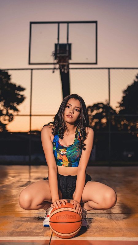 Девушка на баскетбольной площадке