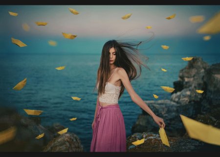 Девушка на ветру