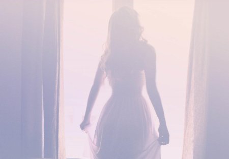 Девушка в полупрозрачном платье