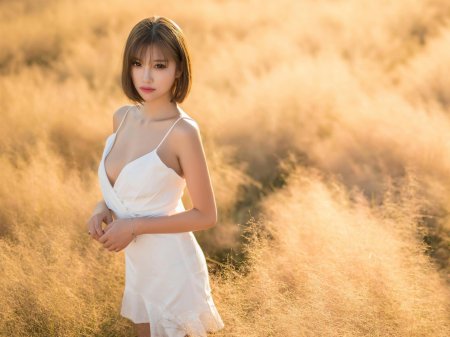 Девушка в легком платье