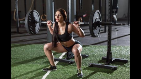 Приседы со штангой для девушек