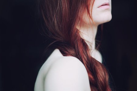 Рыжие волосы девушки