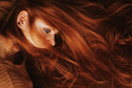 Девушка с рыжими волосами