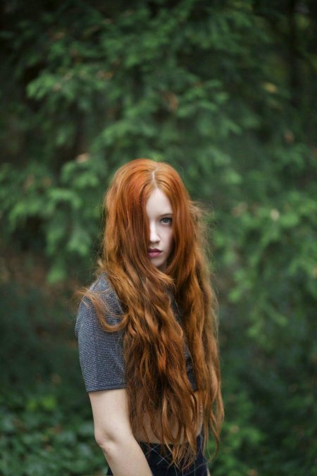 Девушка с длинными рыжими волосами