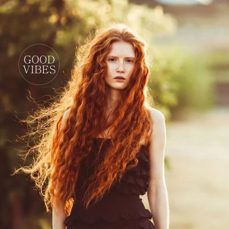 Девушка с длинными рыжими волосами