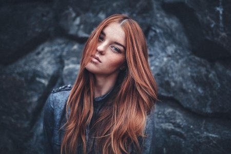 Девушка рыжая