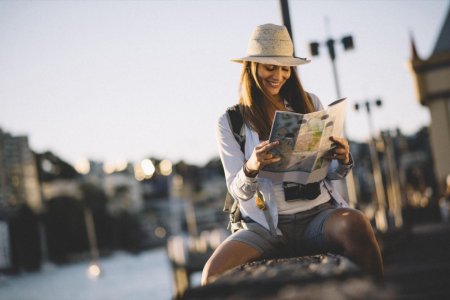 Девушка путешествует