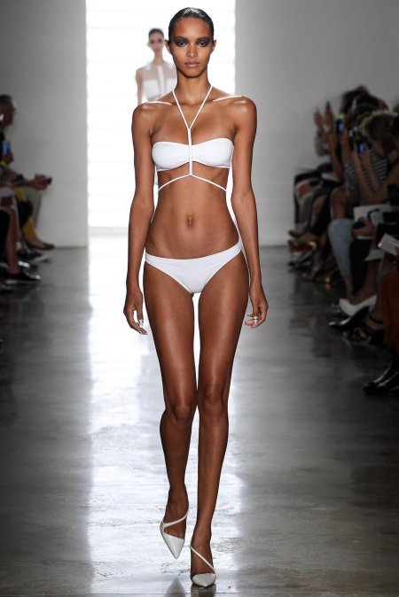 Модели в купальниках на подиуме