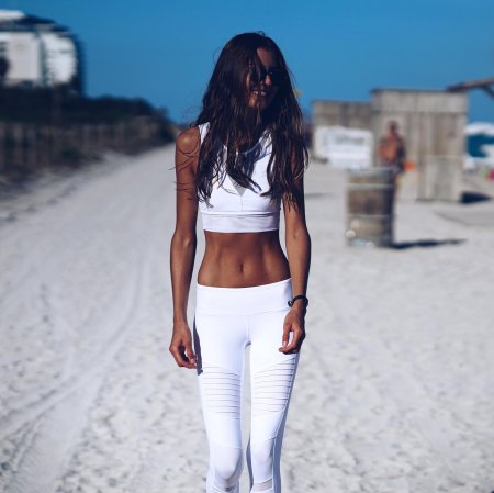 Худая девушка