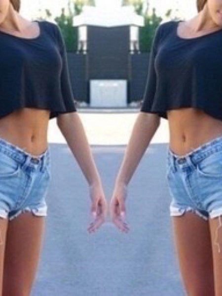 Девушка в шортах и топе