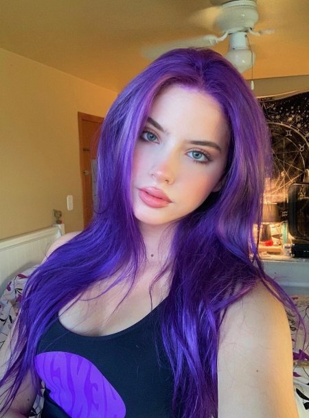 Девушка с сиреневыми волосами