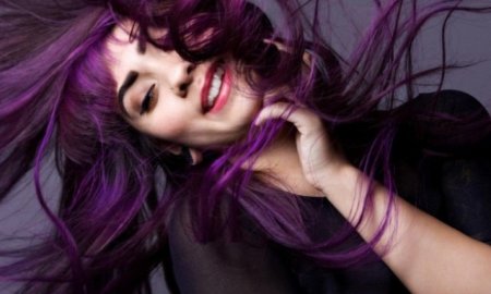 Вика тория с фиолетовыми волосами
