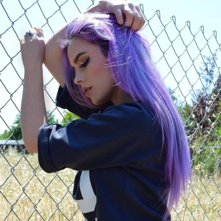 Женщины с фиолетовыми волосами