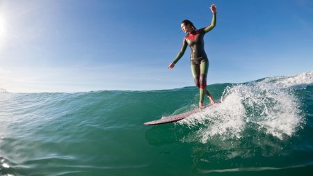 Девушка на серфинге