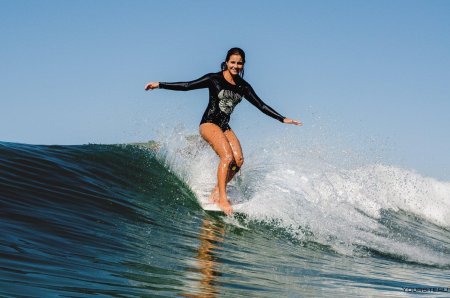 Девушка на серфинге