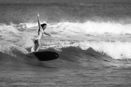 Девушка на серфинге