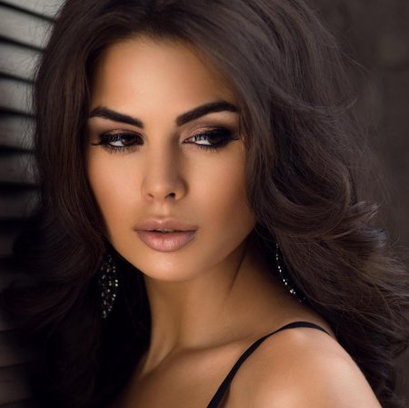 Девушки с длинными ресницами