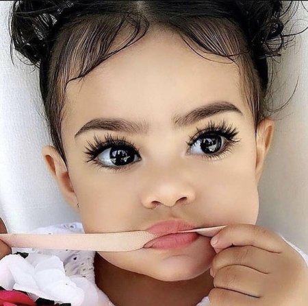 Маленькие накрашенные девочки