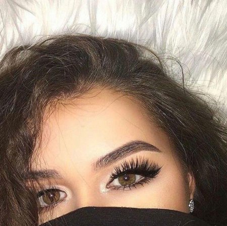 Девушка с длинными ресницами