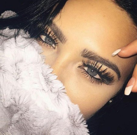 Девушка с красивыми ресницами