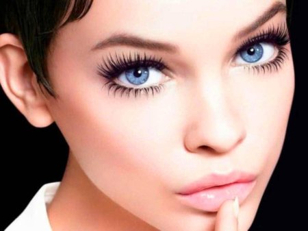 Девушка с ресницами