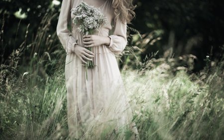 Девушка в длинном платье