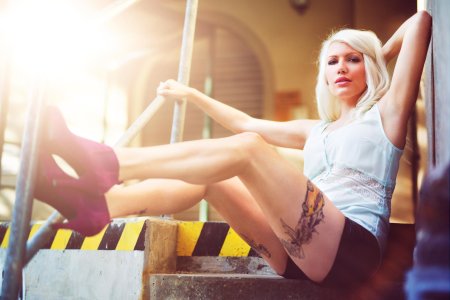 Девушка с татуировками